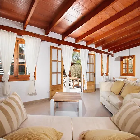 Stylish Two-bedroom Anere Willa