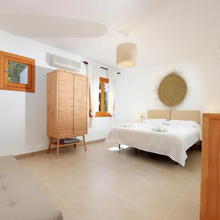 Stylish Two-bedroom Anere Willa Pollensa