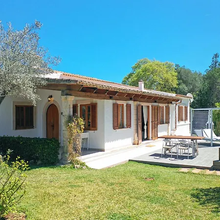 Stylish Two-bedroom Anere Willa